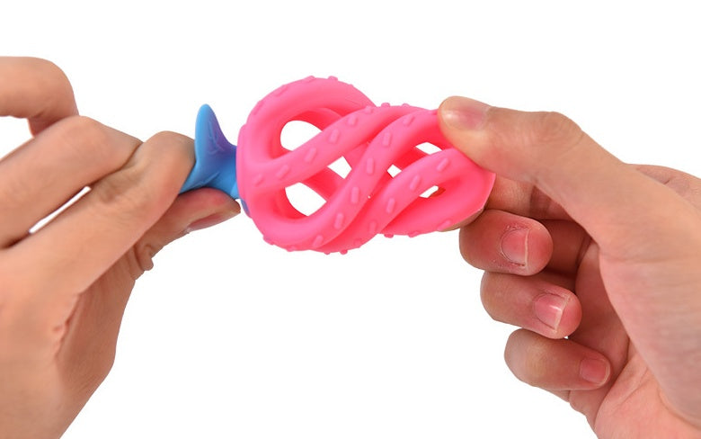 Easy-to-grip strawberry, bite toy